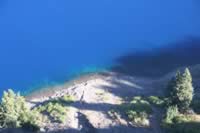 This is how blue the water is in Crater Lake..... WOW (144kb)